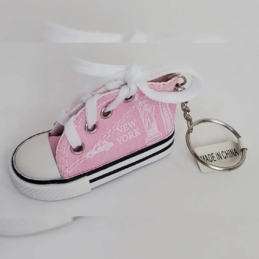 NWT NEW YORK SNEAKERS KEYCHAIN MULTICOLOR ALLOVER PRINT LOGO